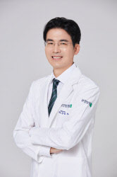 [전문의 칼럼] 30분 걷기 힘든 '척추협착증' 수술은 수명 늘린다