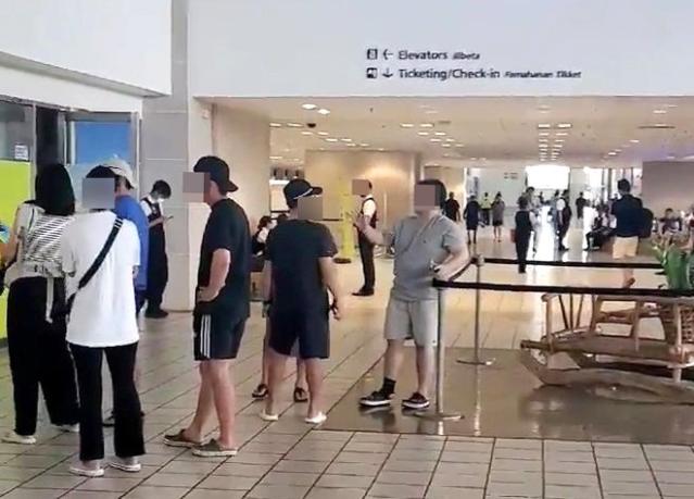 [속보]태풍에 발 묶인 괌 관광객 태운 첫 항공편 인천공항 도착