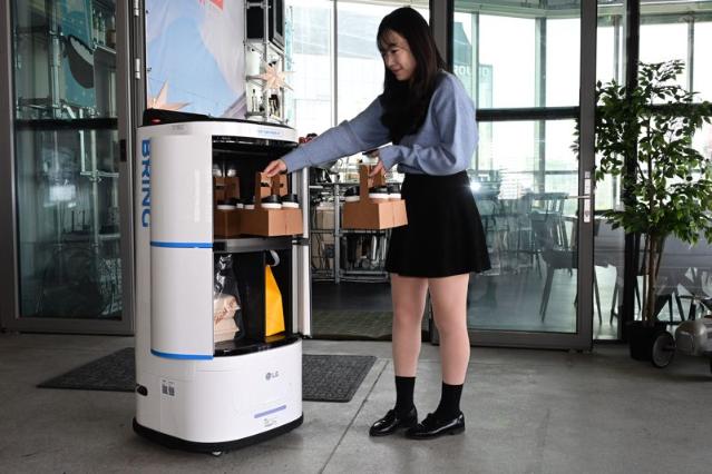 "커피 32잔 한번에 배송"… LG전자, 로봇 배송 사업 확대