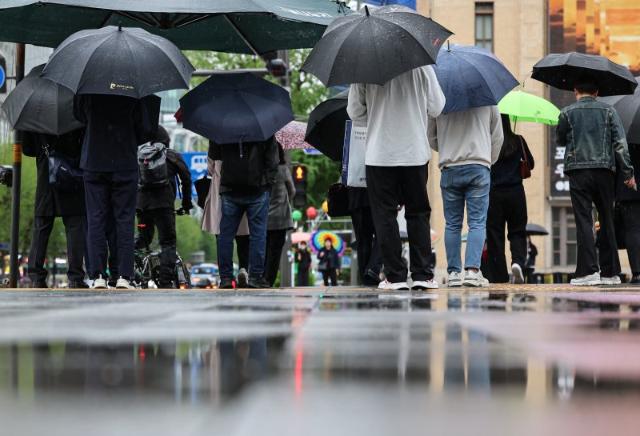 "출근 길 우산 챙기세요"…전국에 비, 초여름 더위 한풀 꺾여