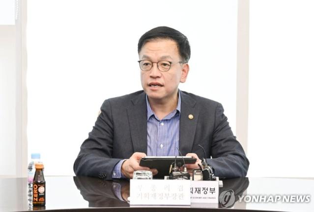 '들썩이는 집값'... 정부 10개월 만에 부동산 관계장관회의 개최