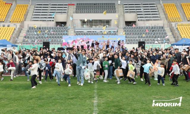 "누가 더 멀리 날리나" 무림페이퍼 종이비행기대회 개최