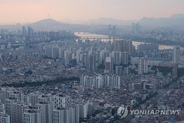 “금리 내린 판에 몸집 키워보자”···줄줄이 돈 뽑는 리츠