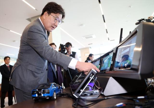 "총성없는 전쟁" 반도체 현장 찾아 '52시간 예외' 다시 강조한 與