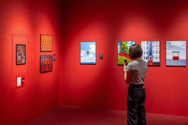 예술 입은 페인트…미술 전시회 등 후원 활발