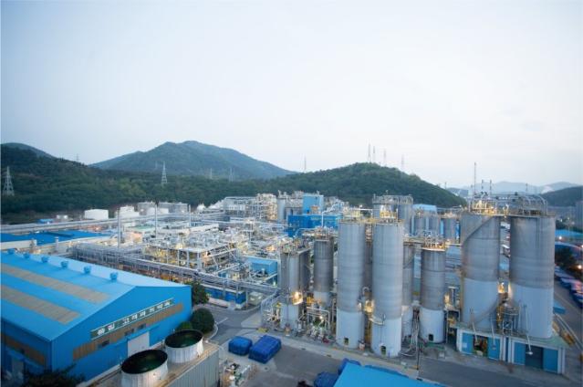 롯데케미칼, 인도네시아 LCI 지분 스왑 계약...6500억원 자금 조달