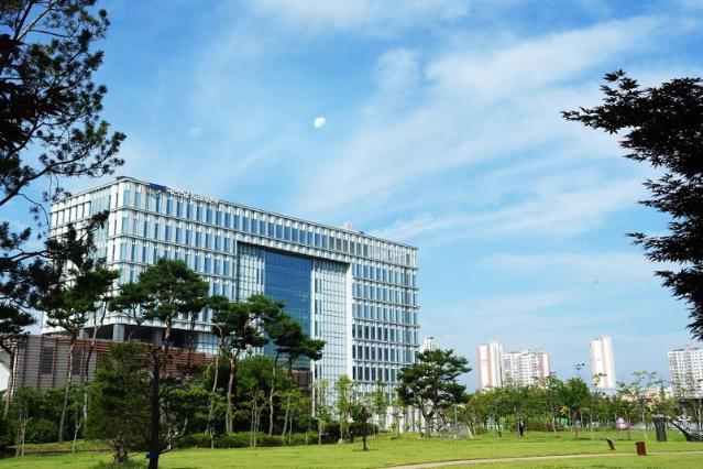 국민연금, MBK에 투자..적대적 M&A는 배제[fn마켓워치]