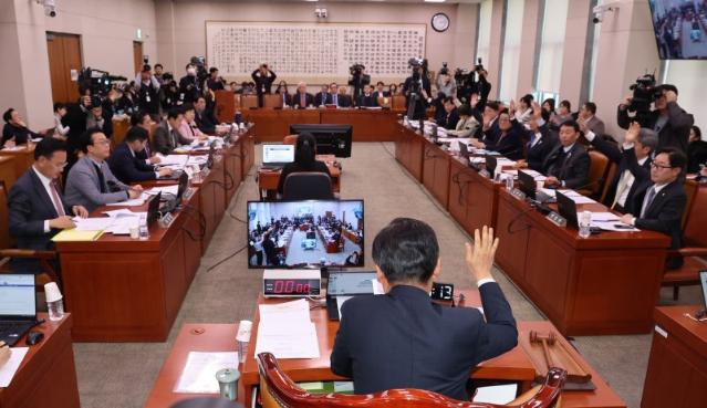 '김건희·마약 상설특검' 野 단독 법사위 통과...與 퇴장