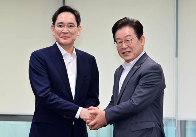 '노타이' 차림 이재명·이재용, '청년취업' 고리로 첫 만남..."반도체특별법 얘긴 없었다"