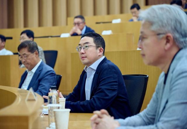 구광모 LG 회장 "절박감을 갖고 과거의 관성 떨쳐야" 사장단에 주문