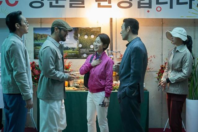 하정우식 말맛과 10人의 연기 콜라보... 영화 '로비'