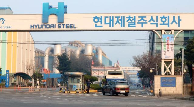 최악은 피했지만… '25% 관세' 철강, 희망퇴직·급여 삭감·공장 폐쇄 시작됐다 [관세전쟁 본격화]