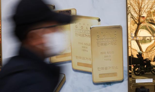"현찰이 최고"..트럼프 관세폭탄에 사상 최고가 달리던 금값마저 '뚝'