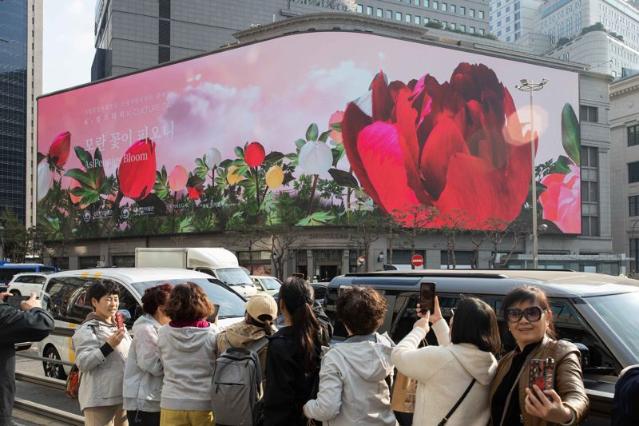 "신세계스퀘어에서 국가 유산 미디어 아트 보며 우리 문화의 아름다움을 느껴보세요"