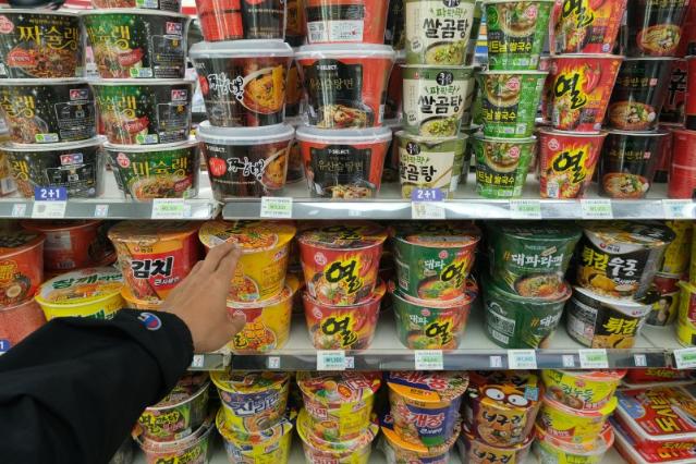 "편의점 가기도 무섭네"...컵라면·삼각김밥 1000원 시대의 종말