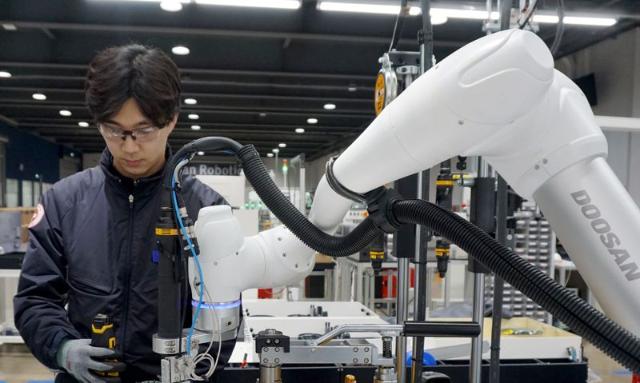 '휴머노이드 로봇 사업 진출' 두산로보틱스 11%↑ [특징주]