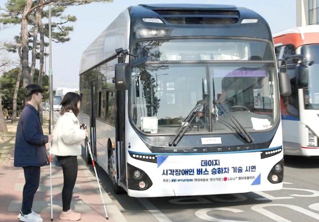 LGU+ "시각장애인 버스 탈때 안전하게 도와드려요"