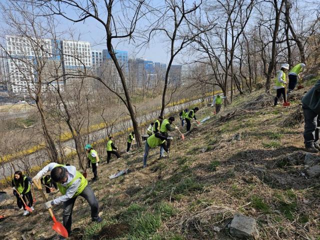 신세계건설, 노을공원에 숲 조성 봉사활동