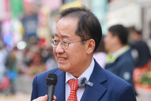 홍대 찾은 홍준표 "2030 보수화됐다고 생각 안해…좀 심하단 생각으로 나왔을 것"