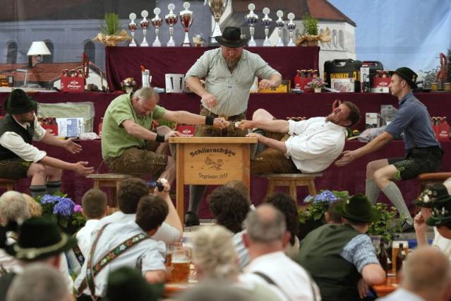 ‘한 손가락만으로 싸운다’ 남자들만 참여하는 獨 이색 대회 정체는
