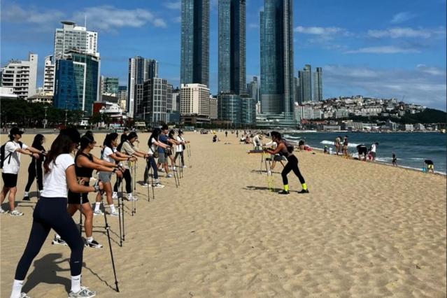 모래사장서 요가, 바다 위 영화감상… 관광객 발길 사로잡는다