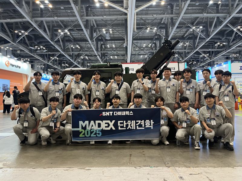 SNT다이내믹스 MZ세대 엔지니어들, 국제해양방위산업전 단체견학