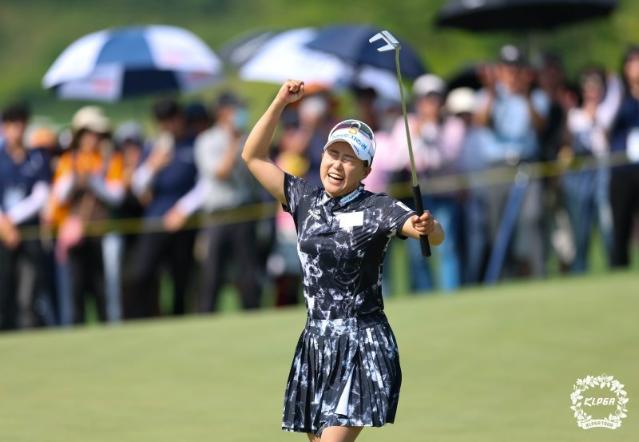 정윤지 ‘끝내기 버디 퍼트’로 약점 극복... 3년 기다림 끝에 KLPGA 통산 2승