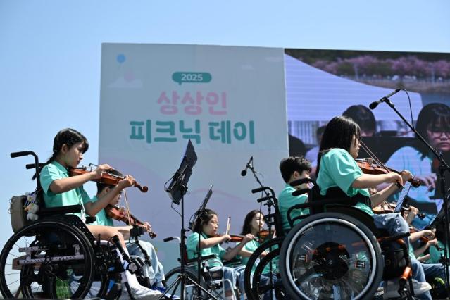 "휠체어 타고 땀흘리며 오케스트라 연주…앞으로 뭐든지 잘 할 수 있을것 같아요"