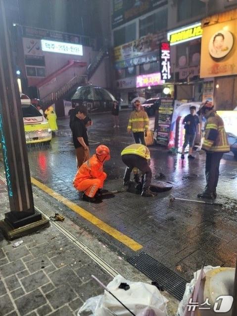 145㎜ 폭우 속 맨홀에 빠진 30대 女…인근 상인들이 구조했다