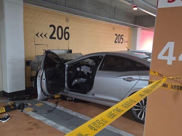 "아내들만 숨졌다"..아파트 주차장 벽으로 돌진한 차량, 남편들은 중상