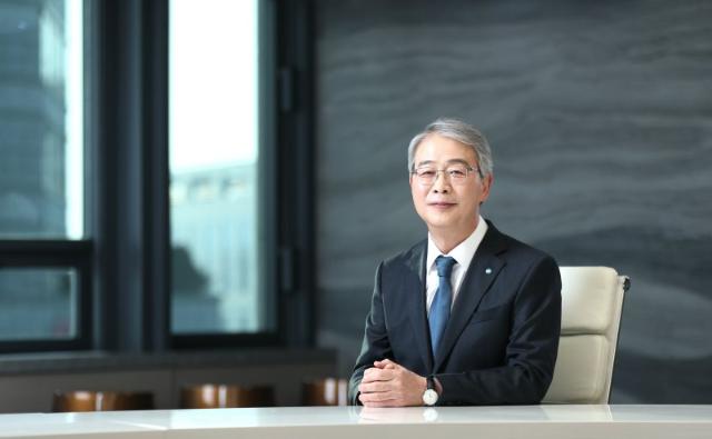 청바지 입고 AI토론하는 신한, 시너지 찾는 우리금융