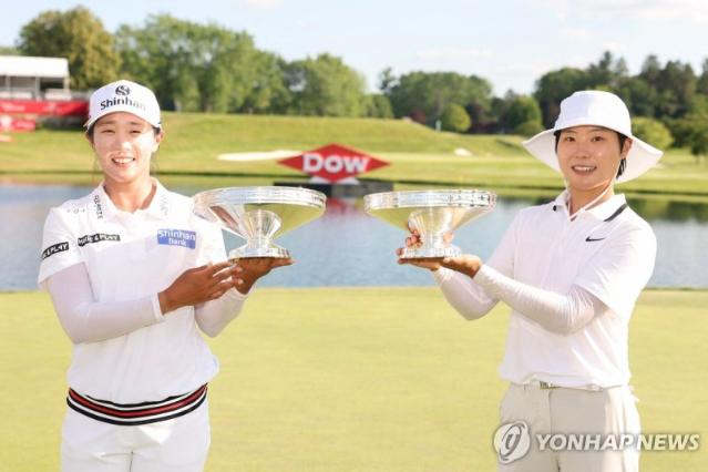 'LPGA 동기' 임진희·이소미 극적인 합작… 韓 첫 2인 1조 우승