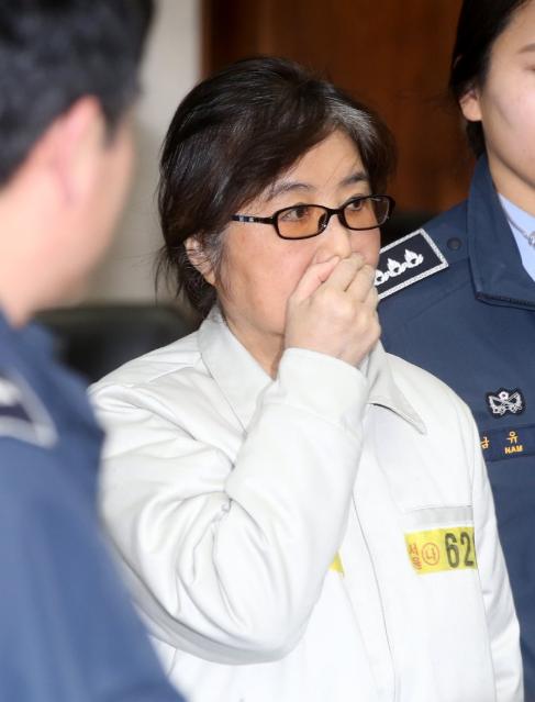 "최서원, 10년째 감옥에 있다"..사면 건의에 李대통령 놀라며 한 말