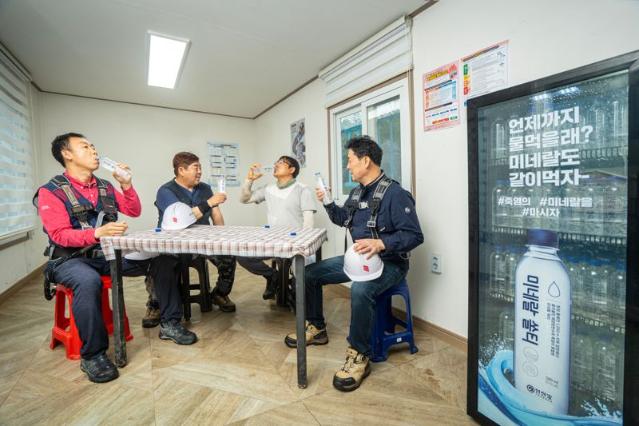 "물 만으론 부족해" 인산가, 폭염 현장 미네랄워터 공급 확대