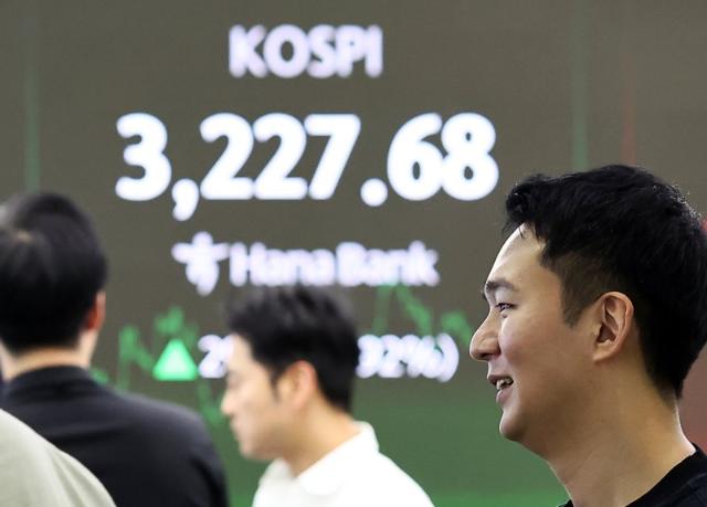 '애플 호재'가 견인한 코스피...1% 가까이 올라 3220선 회복 [fn마감시황]