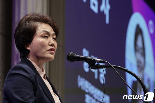 왕미양 여성변호사회 회장 에세이.."당신을 돕는 법, 새로 시작할 권리 있다" [책을 읽읍시다]