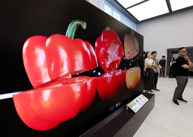 삼성 '그랜저 한대 값' TV 내놨다…'초격차'로 정체기 돌파