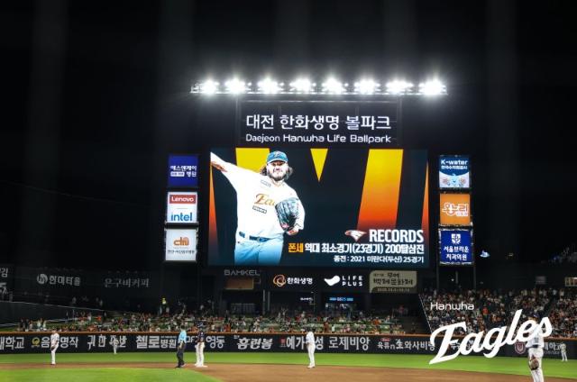 한화 팬 심장 폭발… 코디 폰세, 개막 15연승·200K로 KBO 전설 등극
