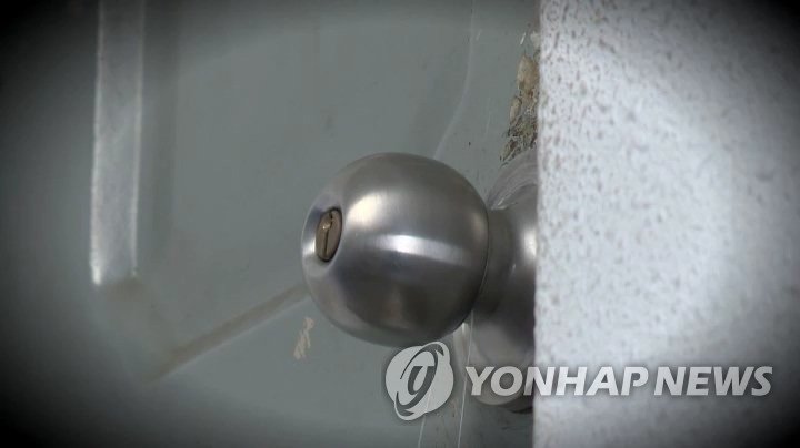 모르는 이웃 스토킹하고 현관문에 '체액 테러'까지