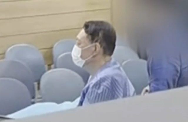 '실명 위험' 윤석열, 발목에 '전자발찌' 손목에 '수갑' 차고 병원 다녀왔다