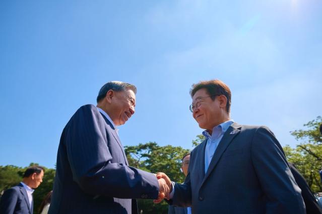 李 “베트남 원전 협력”에…기관 “원전株 담자”