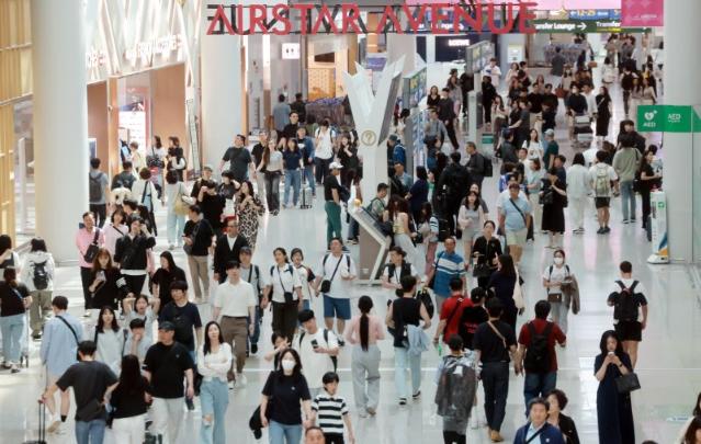 "믿었던 편의점 너마저"..내수 부진에 홈쇼핑과 2분기 '동반 부진'