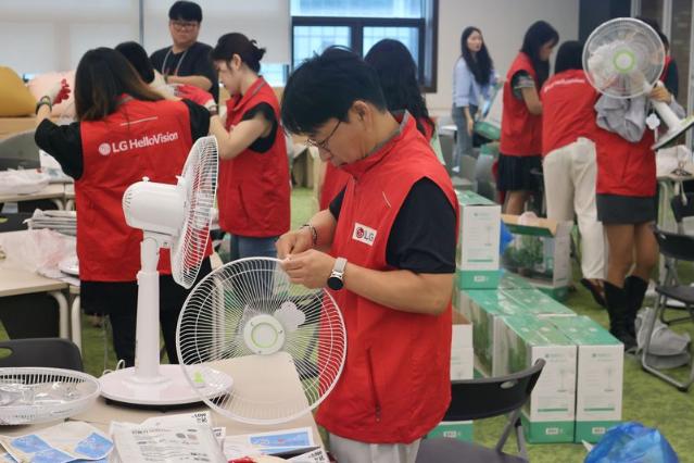 LG헬로비전, '폭우 피해' 충남 지역민에 임직원 봉사활동.. '희망 꾸러미' 전달