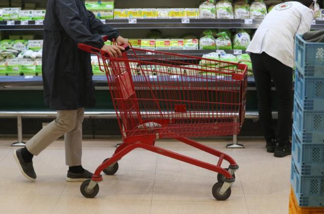 "팔려야 사는데 살 곳이 없다"..유통 매각 '빅3', 줄줄이 난항