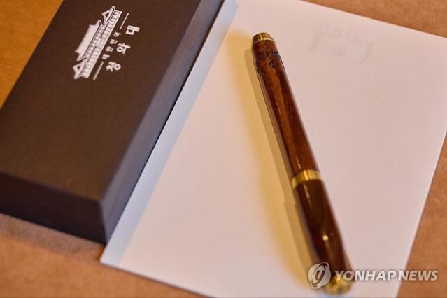 모나미, 한·미 정상회담서 트럼프, 李대통령 펜 칭찬...K-펜 기대↑ [특징주]