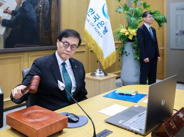 집값 부채질 우려에 기준금리 동결...추경에도 올해 성장률 1% 하회[상보]