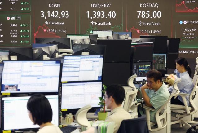 8월 기관·외국인 물량 받아낸 개미는…또 ‘눈물만’