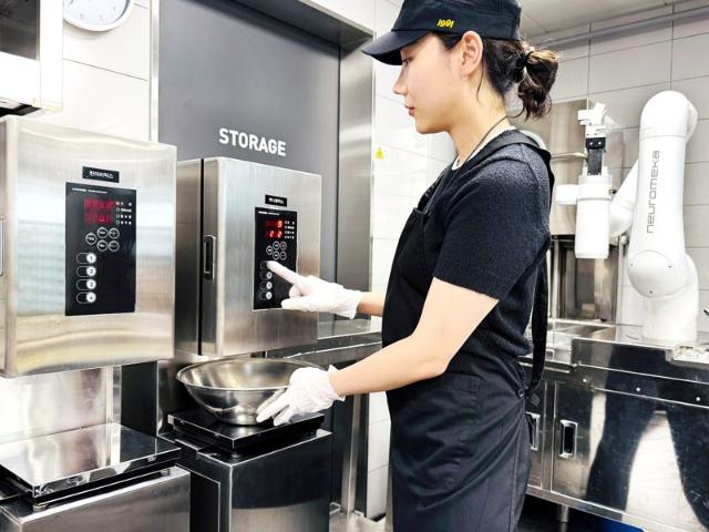 교촌치킨, 전국 가맹점에 반죽 로봇 순차적 도입