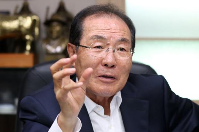 콜마 창업주 윤동한 회장, 항고심 출석…"평생 일군 회사 지키겠다"