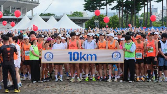 "함께 달려요, 함께 빛나요"…OCI홀딩스, 시각장애인 마라톤 17년째 동행
